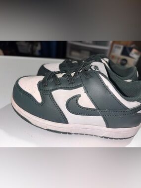 Nike Kids Low-Top Sneakers in Dark Green and White